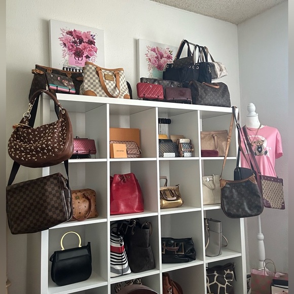 Live Share Show ❤️❤️ Lux and Designer 👜Meet your Posher Michelle - Picture 7 of 8